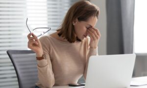 الصداع أحد أعراض الإرهاق الرقمي  (كانفا)

