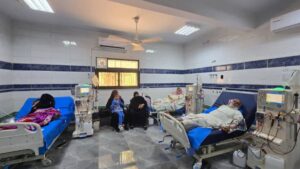 مرضى يتلقون جلسات غسيل كلى في المشفى الوطني بمدينة الميادين بريف دير الزور، 19 حزيران 2025 (عنب بلدي_عبادة الشيخ).