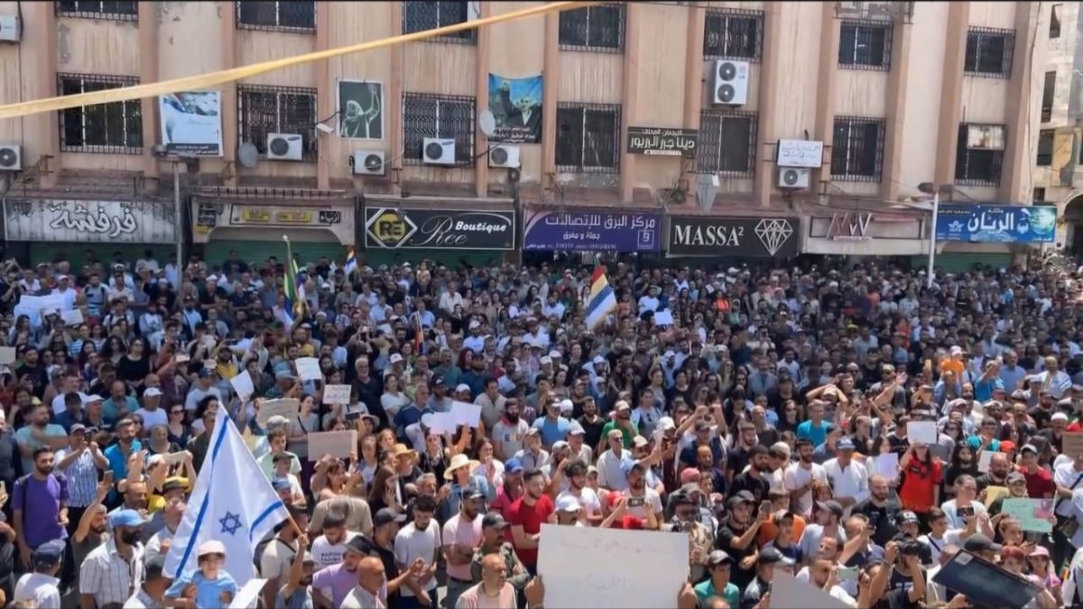 مظاهرة حاشدة في ساحة الكرامة بمدينة السويداء تنادي بالاستقلال عن سوريا- 16 آب 2025 (السويداء اليوم فيسبوك)