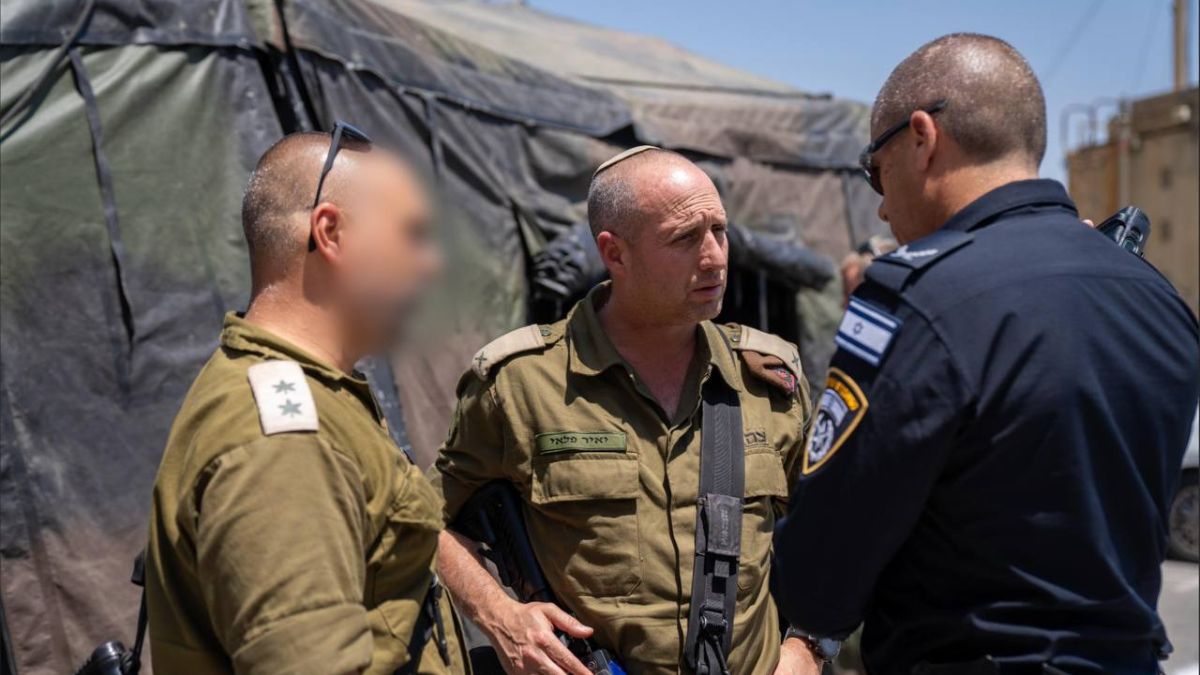 قائد القيادة الشمالية في الجيش الإسرائيلي يجري تقييمًا للوضع في سوريا من منطقة مجدل شمس التي تحتلها إسرائيل - 16 تموز 2025 (أفيخاي أدرعي)