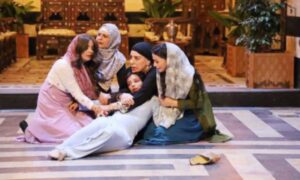 مشهد من مسلسل "زقاق الجن" الذي أخرجه تامر إسحاق - 2023 (فوشيا)
