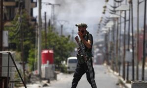 مقاتل في الفصائل المحلية في السويداء على أحد نقاط الحراسة داخل المدينة - 25 تموز 2025 (AP)