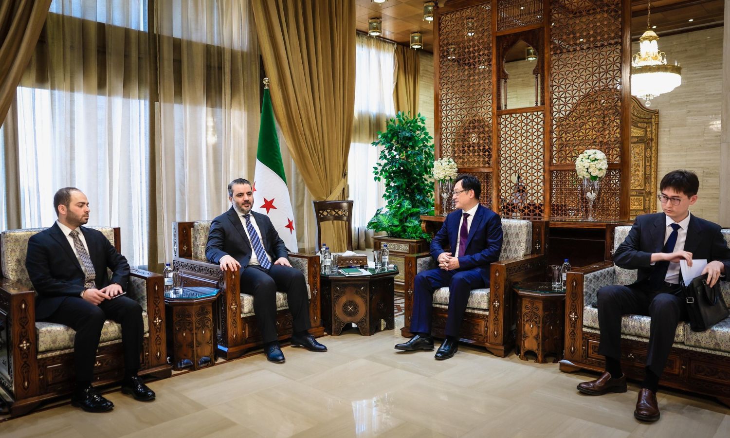 لقاء وزير الخارجية السوري أسعد الشيباني بالسفير الصيني إلى سوريا شي هونغ وي - 29 تموز 2025 (الخارجية السورية/تلجرام)
