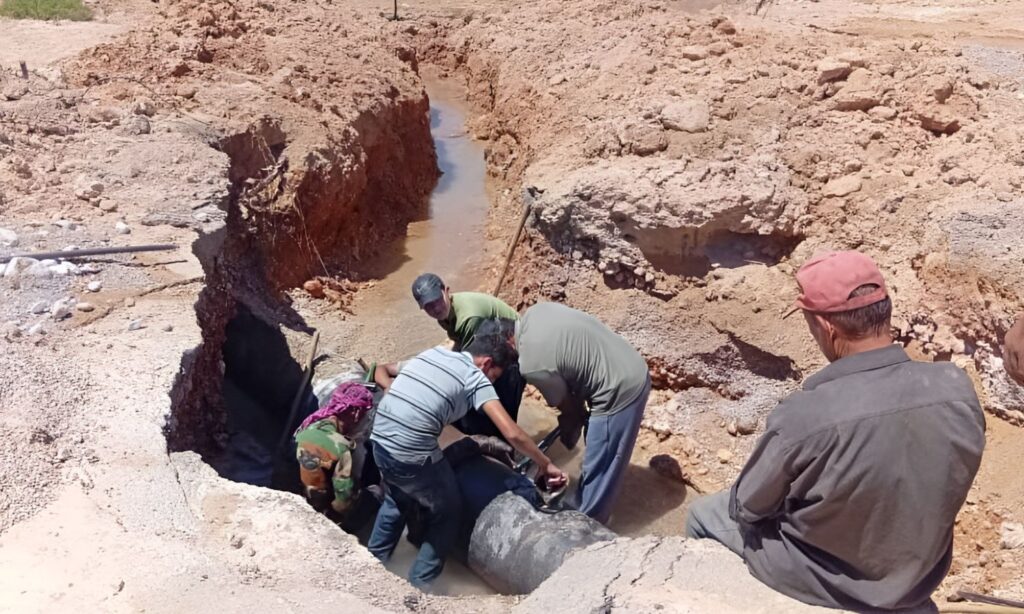 أعمال صيانة على خط الجر الرئيس في منطقة البجاع – صحارى - 17 آب 2025 (مؤسسة المياه/ فيسبوك)
