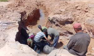 أعمال صيانة على خط الجر الرئيس في منطقة البجاع – صحارى - 17 آب 2025 (مؤسسة المياه/ فيسبوك) 
