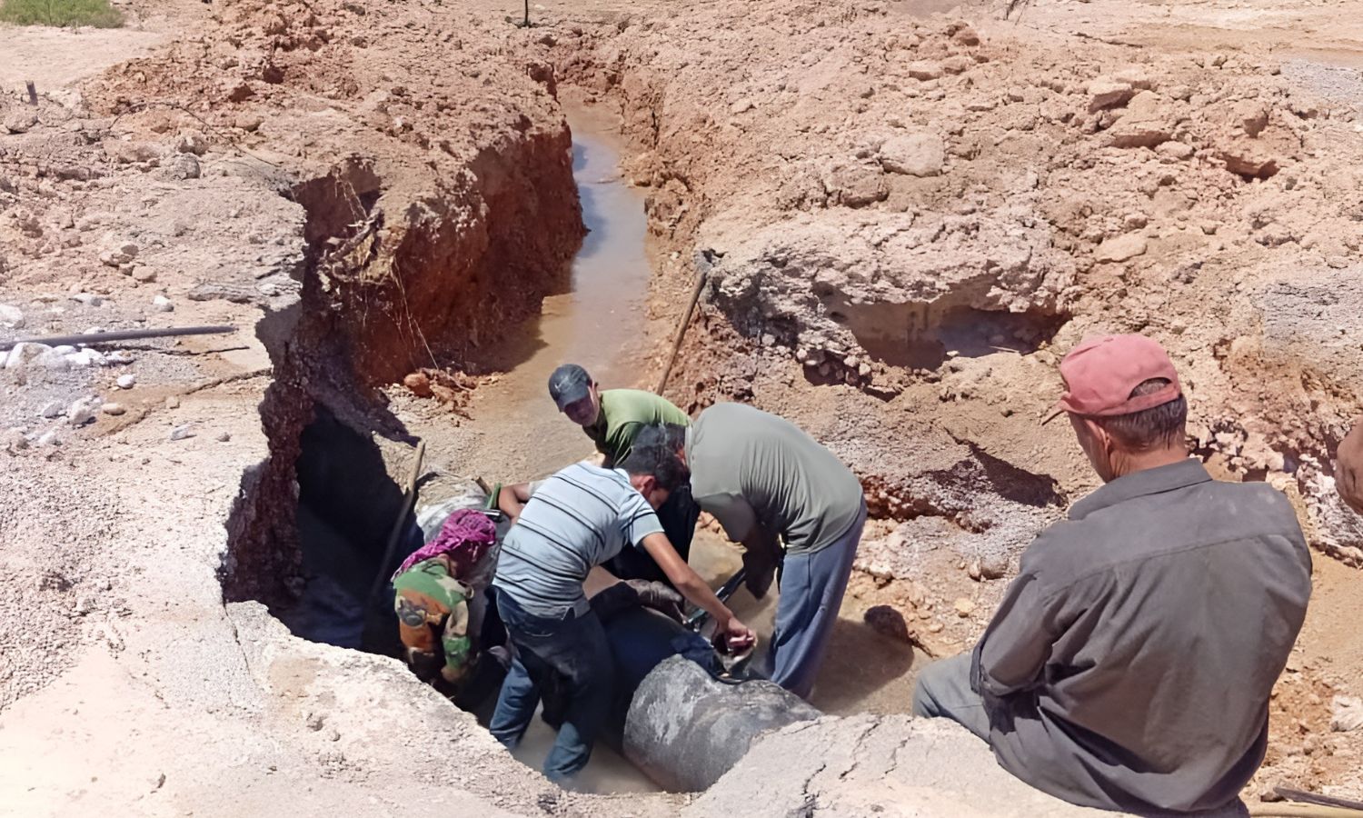 أعمال صيانة على خط الجر الرئيس في منطقة البجاع – صحارى - 17 آب 2025 (مؤسسة المياه/ فيسبوك)