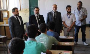 وزير التربية والتعليم الدكتور محمد عبد الرحمن تركو ومعاون وزير الداخلية اللواء أحمد لطوف يتفقدان مركز الامتحانات في الدويلعة عقب حادثة تفجير كنيسة مار الياس - 23 حزيران 2025 (وزارة التربية/ فيس بوك)