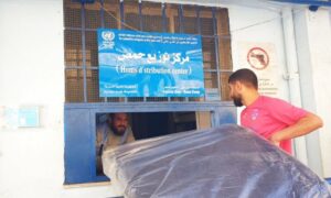 تقدم الأونروا للاجئي فلسطين الذين نزحوا من لبنان المواد غير الغذائية في حمص، سوريا. 28 من تشرين الأول 2024 (الأونروا)