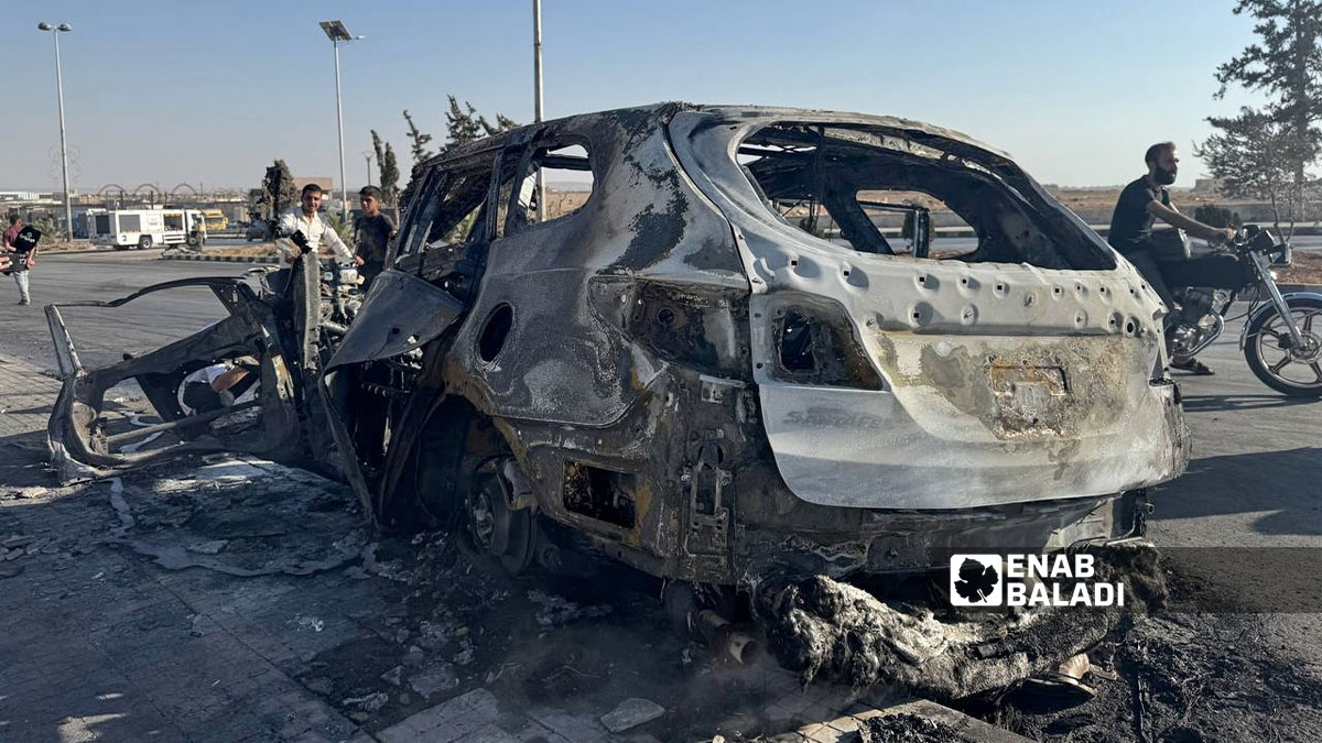 طيران مسير يستهدف سيارة من نوع "سنتافيه" بصاروخين ومقتل شخص على متنها - 4 أيلول 2025 (عنب بلدي/ ديان جنباز)