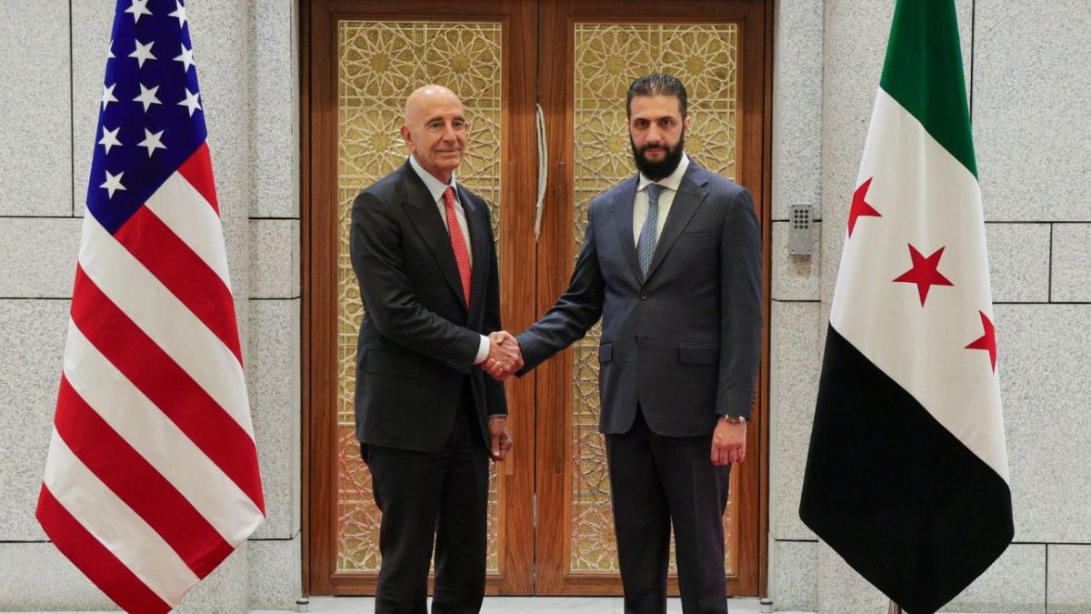 الرئيس السوري للمرحة الانتقالية أحمد الشرع إلى جانب المبعوث الأمريكي إلى سوريا توماس باراك - 29 أيار 2025 (رئاسة الجمهورية)