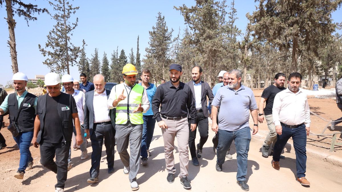 محافظ حلب عزام الغريب ورئيس مجلس المدينة محمد علي عزيز خلال جولة ميدانية شملت أحياء في حلب - 16 أيلول 2025 (محافظة حلب/فيسبوك)