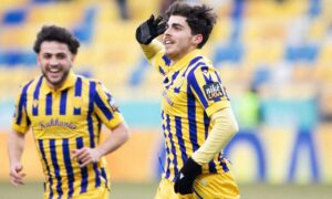 اللاعب عمار رمضان في مباراة فريقه دونيسكا ستريدا ضد سلوفان براتيسلافا في الدوري السلوفاكي الممتاز -  21 أيلول 2025 (بوابة المحترفين السوريين في أوروبا / فيسبوك)
