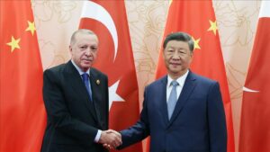 الرئيس التركي رجب طيب أردوغان يصافح الرئيس الصيني شي جين بينغ في قمة منظمة شنغهاي للتعاون - 1 أيلول 2025 (الأناضول)