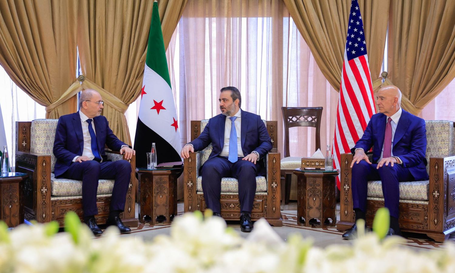 وزير الخارجية السوري أسعد الشيباني يلتقي نظيره الأردني أيمن الصفدي والمبعوث الأمريكي إلى سوريا توم براك - 16 أيلول 2025 (الخارجية السورية)