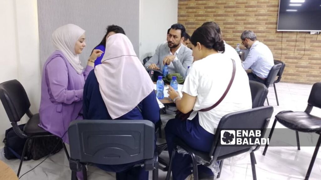 نقاشات بين الصحفيين المشاركين حول بنود مدونة السلوك المزمع إعلانها ـ 14 أيلول 2025 (عمر علاء الدين/ عنب بلدي)