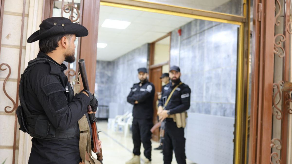 عناصر من الأمن الداخلي خلال تأمينها مؤتمر "أبشري حوران" الختامي - 18 أيلول 2025 (محافظة درعا/ تلجرام)