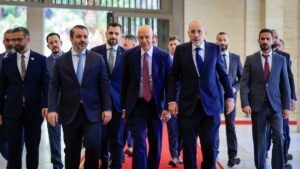 وزير الخارجية السوري أسعد الشيباني، يلتقي نظيره الأردني أيمن الصفدي، والمبعوث الأمريكي إلى سوريا، توم باراك ـ 16 أيلول 2025 (الخارجية السورية/ إكس)
