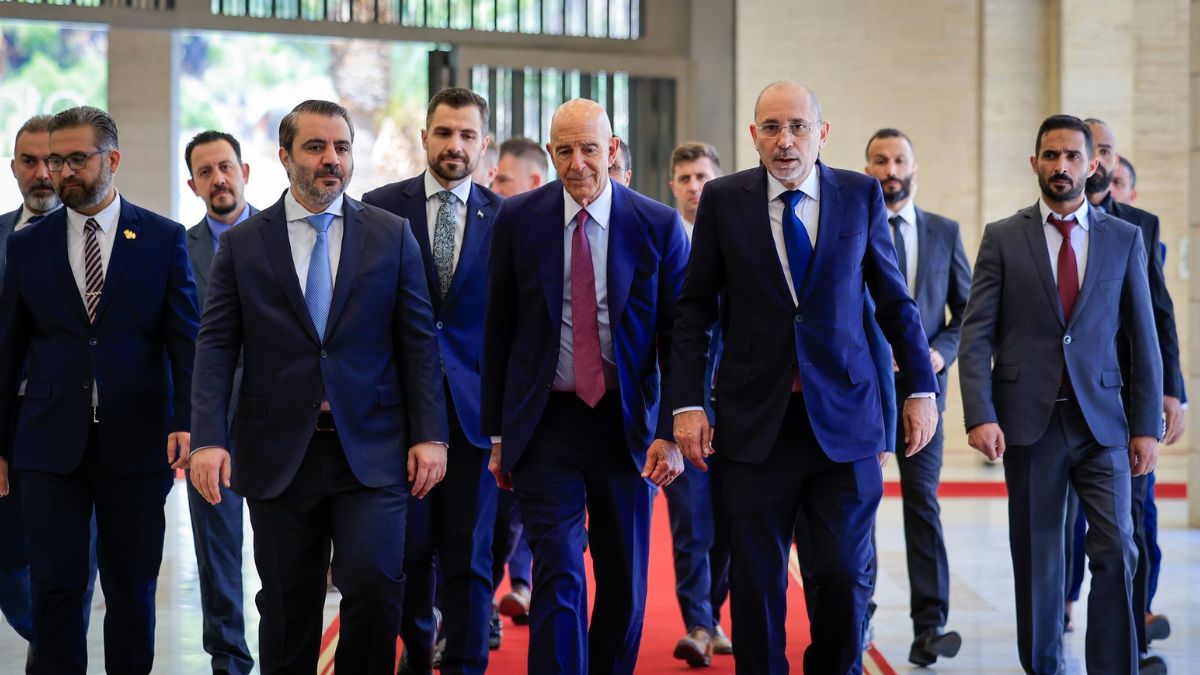 وزير الخارجية السوري أسعد الشيباني، يلتقي نظيره الأردني أيمن الصفدي، والمبعوث الأمريكي إلى سوريا، توم باراك ـ 16 أيلول 2025 (الخارجية السورية/ إكس)