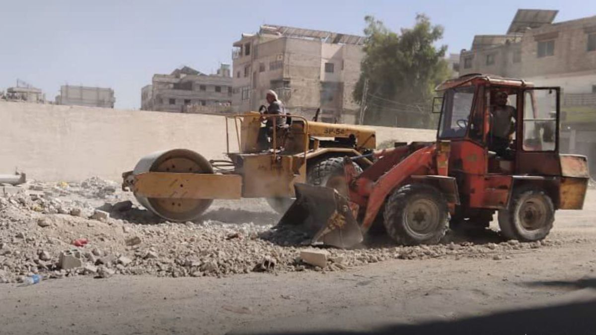 ضمن حملة ريف دمشق بخدمتكم، العمل على صيانة الطرقات في مدينة عربين - 30 آب 2025 (ريف دمشق/تلجرام)