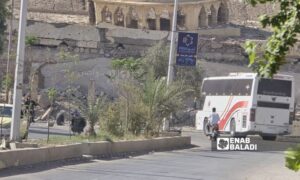 باص لنقل الركاب بالقرب من كراج البولمان بمدينة دير الزور - 26 أيلول 2025 (عنب بلدي/عبادة الشيخ)
