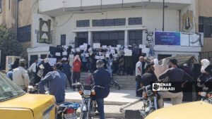 معلمون يتظاهرون أمام مبنى مديرية التربية في دير الزور 8 أيلول 2025 (عنب بلدي/ عبادة الشيخ).