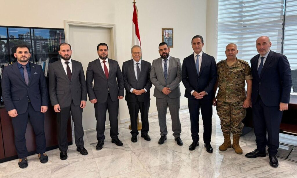 مدير الإدارة القنصلية في وزارة الخارجية السورية محمد يعقوب العمر يلتقي نائب رئيس مجلس الوزراء اللبناني طارق متري - 1 أيلول 2025 (محمد العمر/إكس)