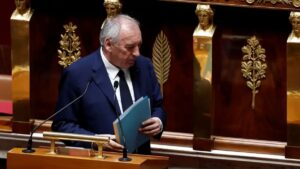 تم إقصاء فرانسوا بايرو بأغلبية ساحقة في تصويت جاءت نتيجته بواقع 364 صوتاً مقابل 194 (Benoit Tessier/REUTERS)