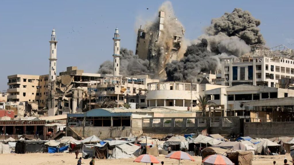 دخان يتصاعد من برج الغفاري في غزة بعد استهدافه بغارات جوية إسرائيلية ـ 16 أيلول 2025 (رويترز)