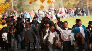 تراجع عدد اللاجئين بألمانيا في النصف الأول من عام 2025 بنحو 50 ألف شخص. ويشمل هذا العدد مختلف أوضاع الإقامة، من الوافدين الجدد إلى المقيمين الدائمين، إضافة إلى اللاجئين القادمين من أوكرانيا (Johannes Simon/Getty Images)