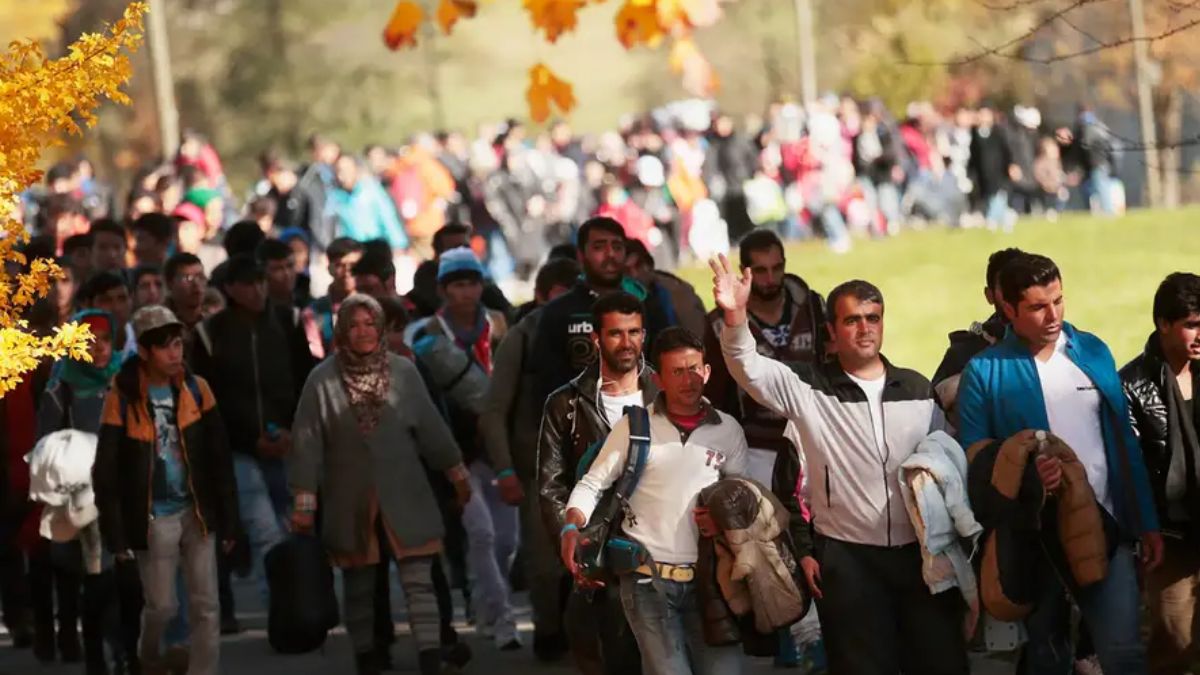 تراجع عدد اللاجئين بألمانيا في النصف الأول من عام 2025 بنحو 50 ألف شخص. ويشمل هذا العدد مختلف أوضاع الإقامة، من الوافدين الجدد إلى المقيمين الدائمين، إضافة إلى اللاجئين القادمين من أوكرانيا (Johannes Simon/Getty Images)