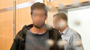 بدا الرجل، الذي اعترف للسلطات عند اعتقاله، نادما في بداية المحاكمة في مايو أيار، وقال للمحكمة إنه "يتحمل عبء الذنب الثقيل". لكنه تبنى في وقت لاحق موقفا أكثر تحديا، قائلا إن هجومه كان مبررا بسبب مبيعات ألمانيا من الأسلحة لإسرائيل خلال الحرب في قطاع غزة (Ina Fassbender/AFP)