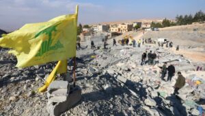 راية "حزب الله" على أنقاض مبنًا قصفته إسرائيل في منطقة بعلبك اللبنانية - 6 تشرين الثاني 2024 (رويترز/ محمد ياسين)
