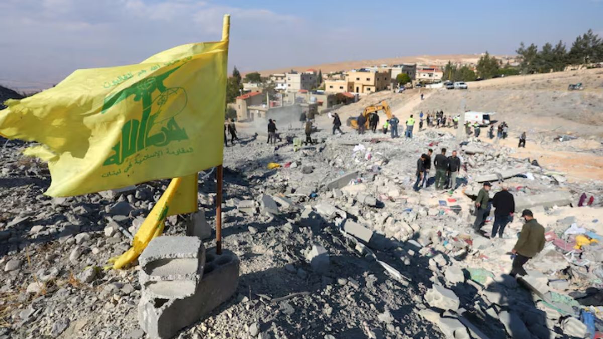 راية "حزب الله" على أنقاض مبنًا قصفته إسرائيل في منطقة بعلبك اللبنانية - 6 تشرين الثاني 2024 (رويترز/ محمد ياسين)