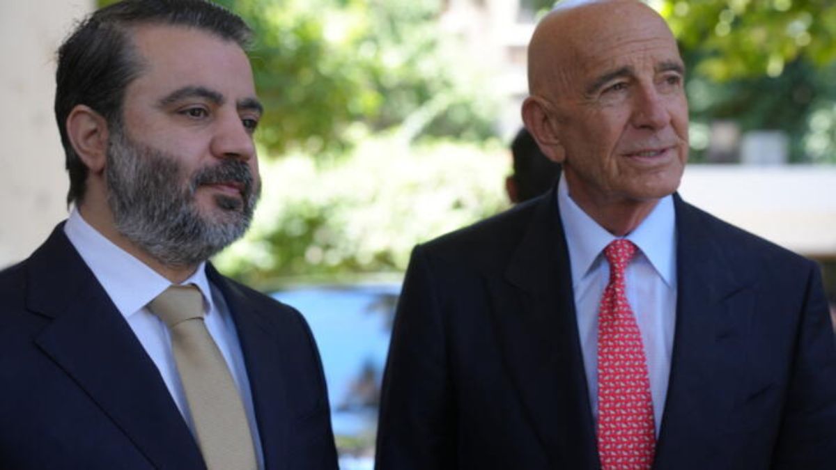 وزير الخارجية السوري أسعد الشيباني والمبعوث الأمريكي الخاص إلى سوريا توماس براك يحضران مراسم رفع العلم في مقر إقامة السفير الأمريكي بدمشق - 29 أيار 2025 (AFP)