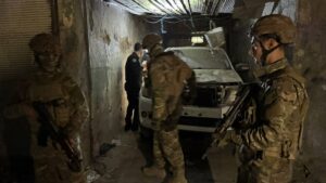عناصر الأمن الداخلي من موقع انفجار سيارة "بيك آب" في حلب - 5 أيلول 2025 (ديان جنباز/ عنب بلدي)