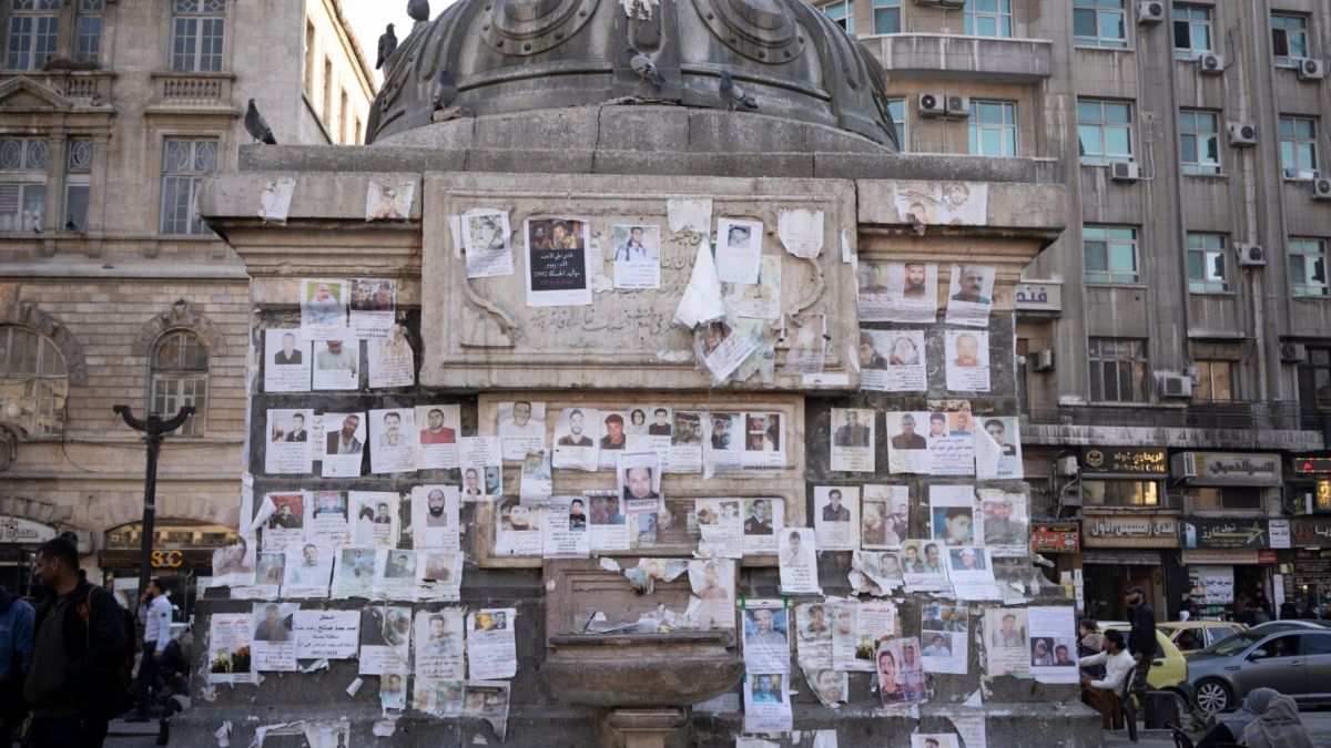صور للمختفين قسريًا في سوريا وضعت على نصب ساحة المرجة - 15 كانون الثاني 2025 (أندريا باكهاوس/ شترستوك)