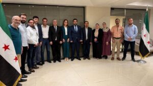 أعضاء من لجنة مجلس الشعب مع ممثلين المنظمات المدنية يوقعون مذكرة تفاهم لتنفيذ برامج تدريبية - 6 أيلول 2025 (اللجنة العليا لانتخابات مجلس الشعب)