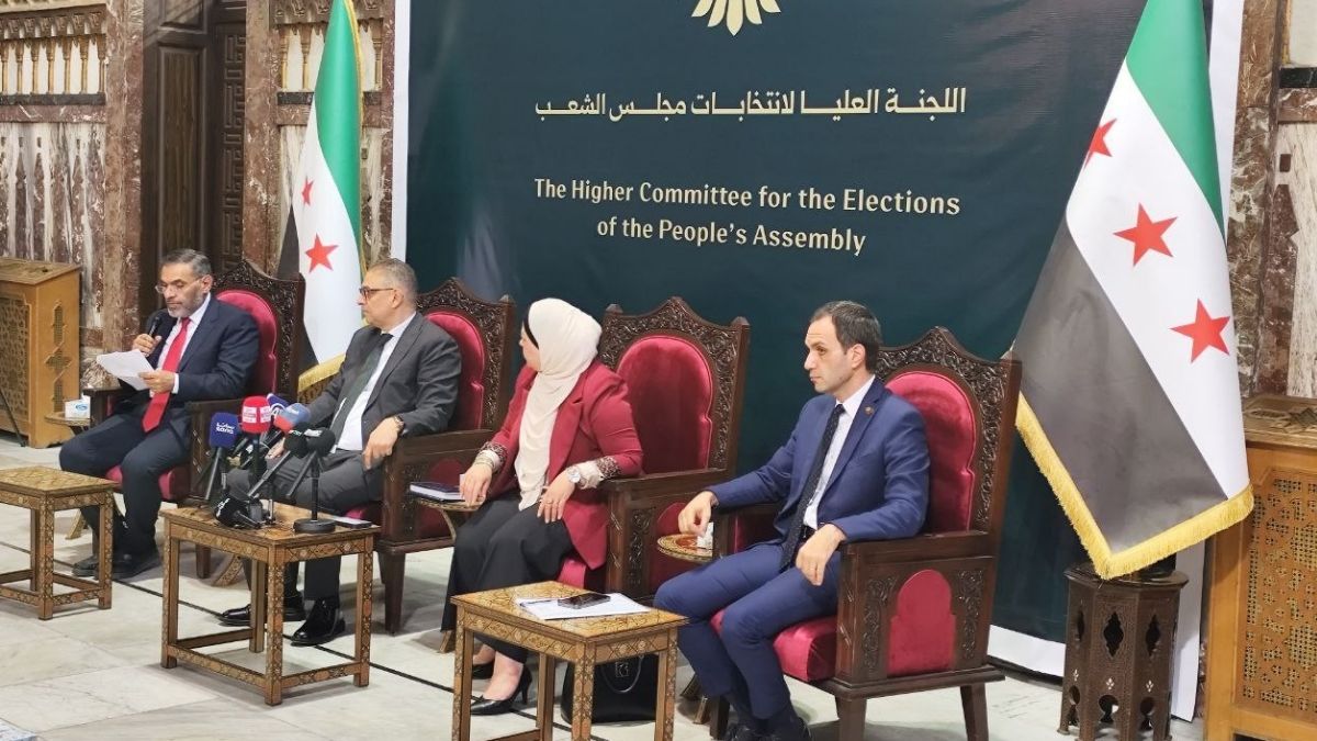 أعضاء اللجان الفرعية للدوائر الانتخابية يؤدون القسم أمام أعضاء اللجنة العليا في مبنى مجلس الشعب بدمشق - 3 أيلول 2025 ( اللجنة العليا لانتخابات مجلس الشعب)