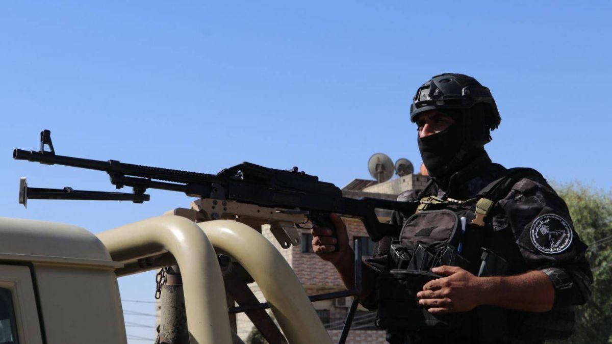 أحد عناصر الأمن الداخلي التابع لـ"قسد" خلال حملة مداهمات في الحسكة - 30 آب 2025 (المركز الإعلامي لـ"قسد")/ فيسبوك