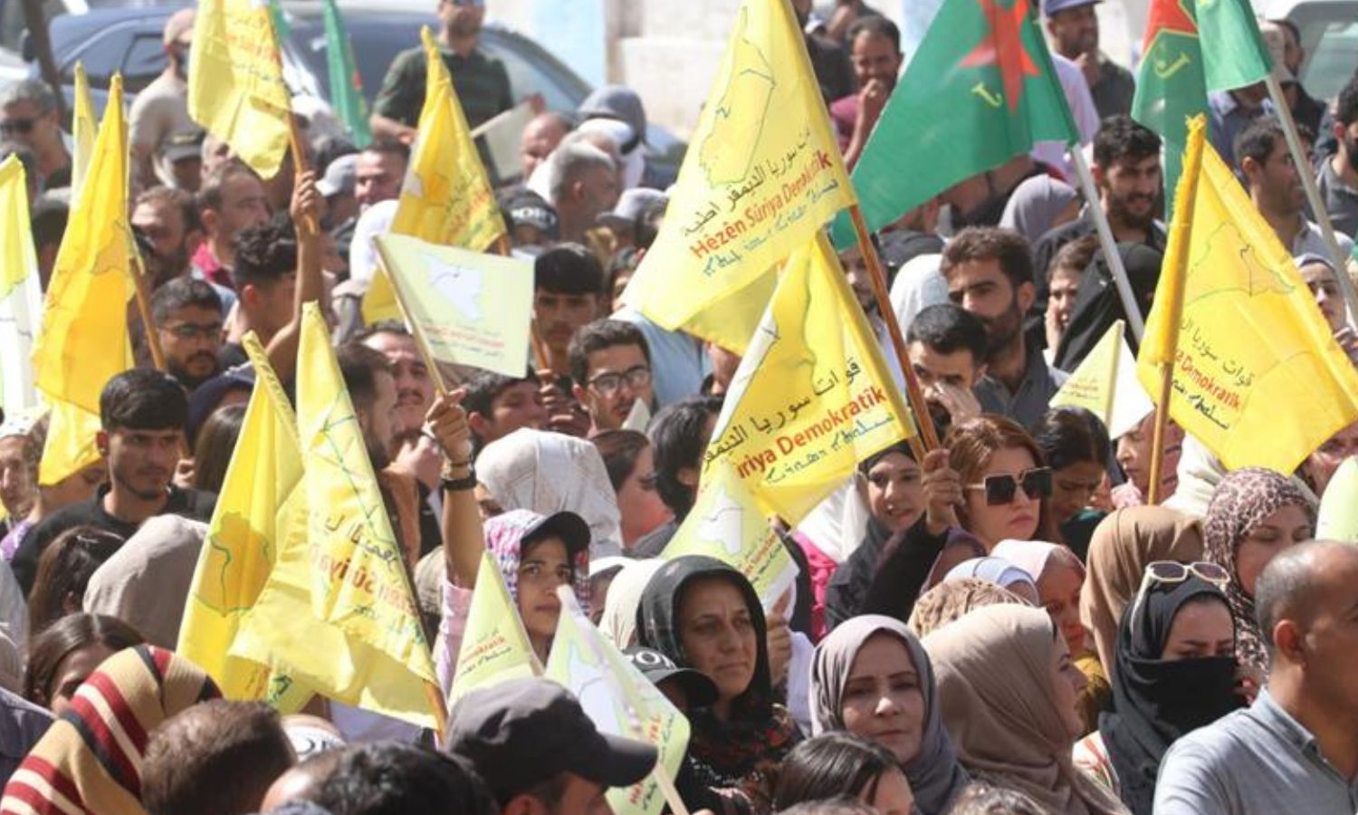 مظاهرة في الرقة تدعم "قوات سوريا الديمقراطية إثر اشتباكات في ريف حلب 23 أيلول 2025 (SDF)