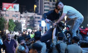 مصادرة دراجة نارية مخالفة ضمن حملة قوى الأمن الداخلي بمدينة حلب - 14 أيلول 2025 (محافظة حلب/ فيسبوك)