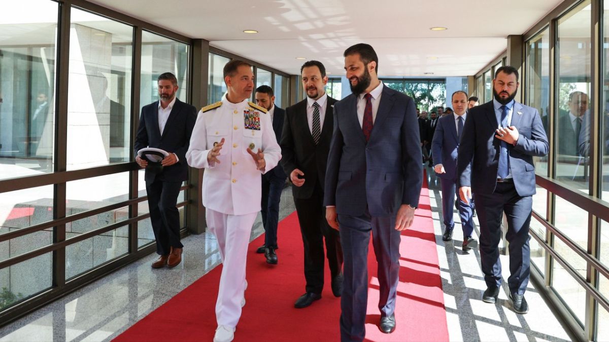 الرئيس السوري للمرحلة الانتقالية أحمد الشرع يلتقي الأدميرال تشارلز كوبر قائد القيادة المركزية الأمريكية في قصر الشعب بدمشق، 12 أيلول (رئاسة الجمهورية السورية/تلغرام)