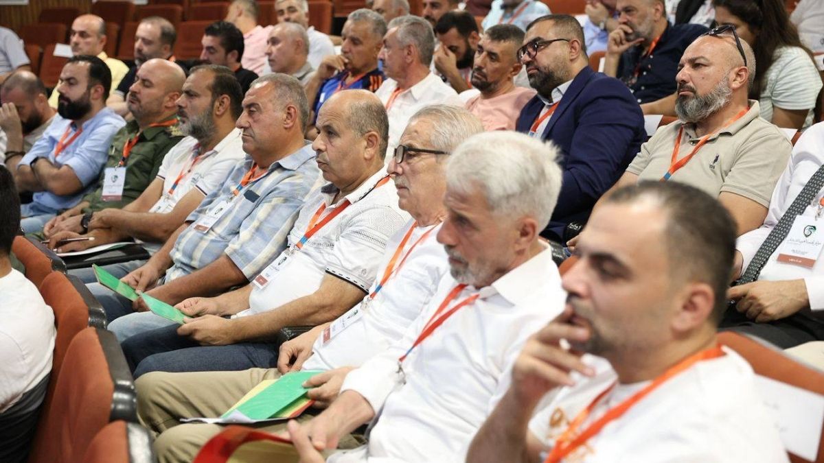 أعضاء يحضرون الاجتماع الاستثنائي للاتحاد السوري لكرة القدم - 14 أيلول 2025 (SFA/ فيسبوك)