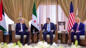 وزير الخارجية السوري أسعد الشيباني يلتقي نظيره الأردني أيمن الصفدي والمبعوث الأمريكي إلى سوريا توماس براك - 16 أيلول 2025 (الخارجية السورية/ فيسبوك)