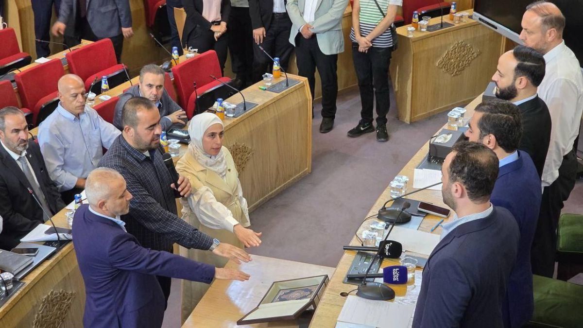 أعضاء اللجان الفرعية في محافظة حلب يؤدون اليمين القانونية أمام ممثل اللجنة العليا للانتخابات - 3 أيلول 2025 (اللجنة العليا لانتخابات مجلس الشعب/ فيسبوك)