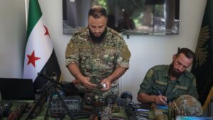 جنود من الجيش السوري يستعرضون مجموعة من الأسلحة في ملتقى "وجهتك الأكاديمية" - 14 أيلول 2025 (وزارة الدفاع/ فيسبوك) 