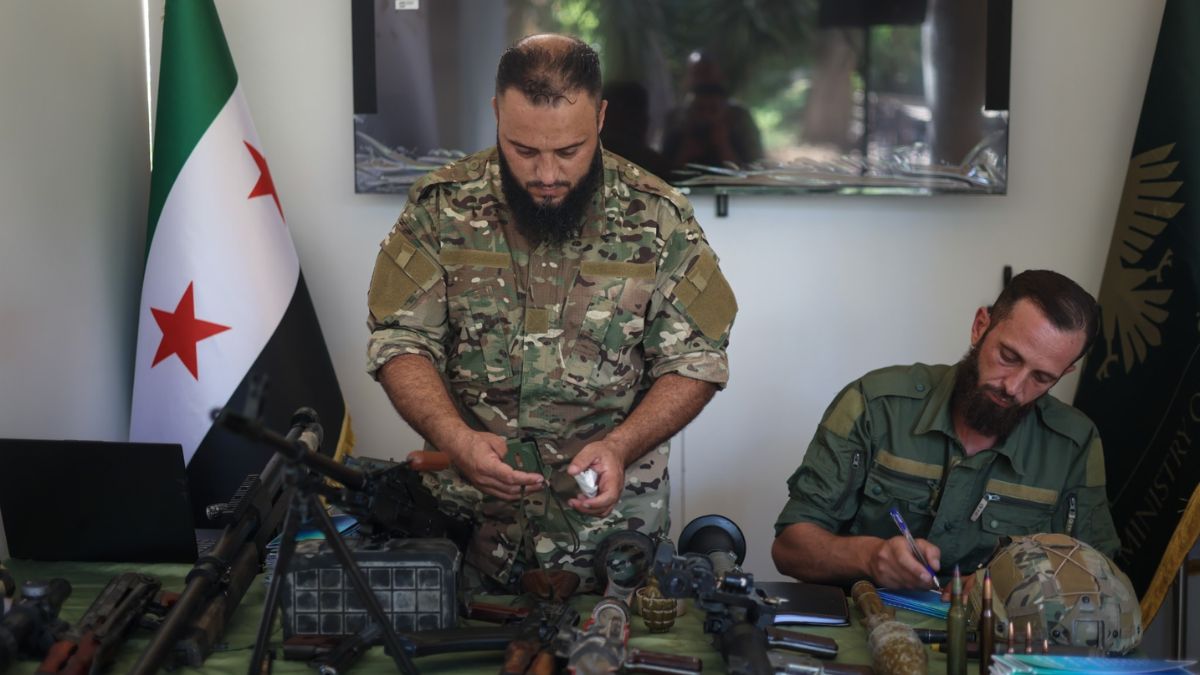 جنود من الجيش السوري يستعرضون مجموعة من الأسلحة في ملتقى "وجهتك الأكاديمية" - 14 أيلول 2025 (وزارة الدفاع/ فيسبوك)
