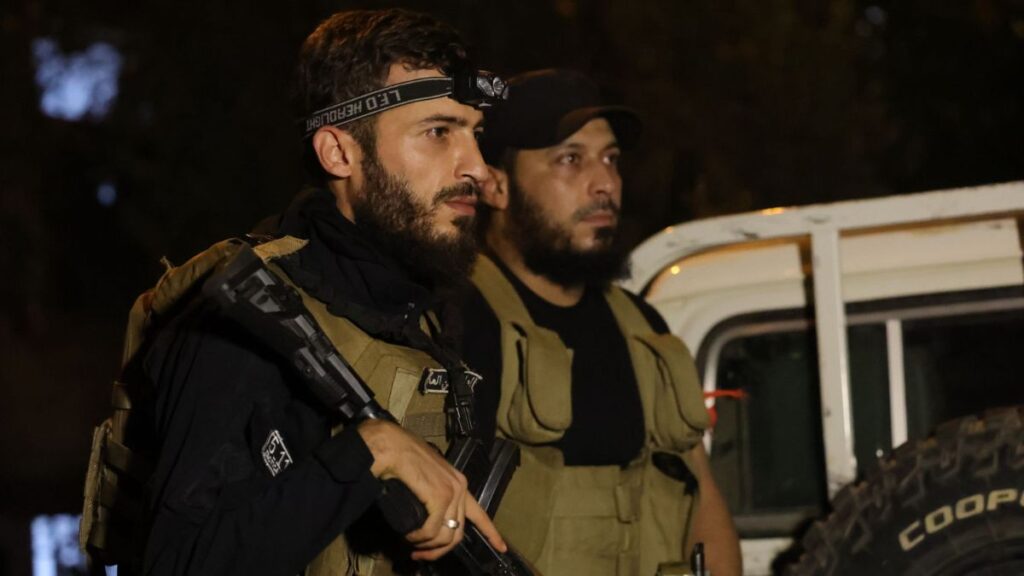 عناصر قوى الأمن الداخلي في العملية الأمنية التي نفّذتها قيادة الأمن الداخلي في طرطوس- 30 آب 2025(محافظة طرطوس/تلغرام)