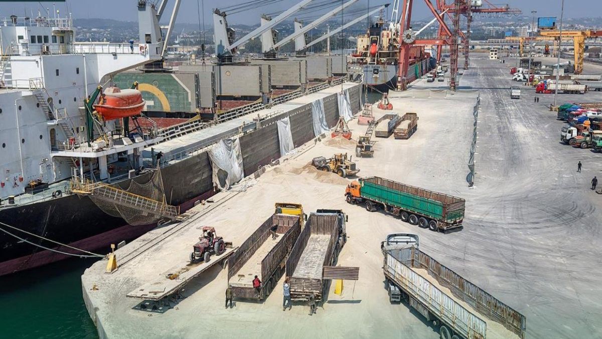 تحميل باخرتي فوسفات في مرفأ طرطوس - 24 تموز 2025 (الهيئة العامة للمنافذ البرية والبحرية)