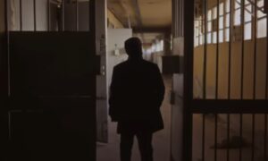لقطة من فيلم "صناعة الموت" تعرض أبواب سجن صيدنايا - 28 آب 2025 (سوريا الآن/ يوتيوب)
